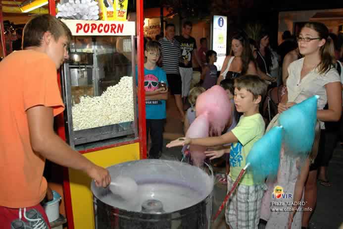 Prodaja šećerne vate i popcorna na šetnici Jadro
