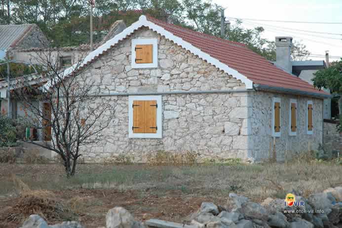 Kamena kuća u selu