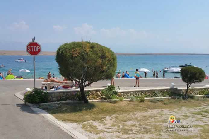 Izlazak asfaltirane ceste na more i plažu s turistima