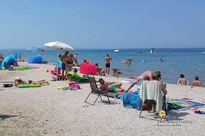 Turisti na plaži u naselju Donja Prezida