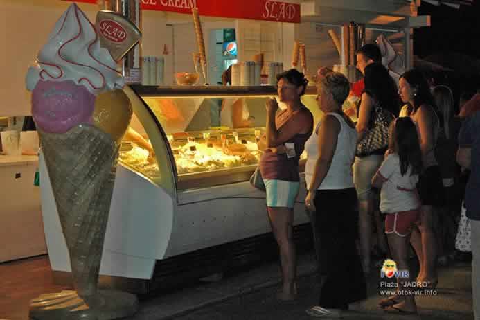 Turisti čekaju sladoled na plaži Jadro u večernjim satima