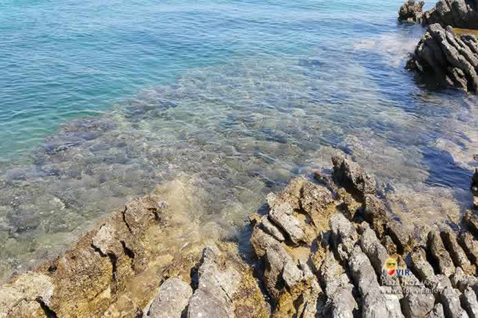 Oštro kamenje poput brusa uzdiže se iz mora