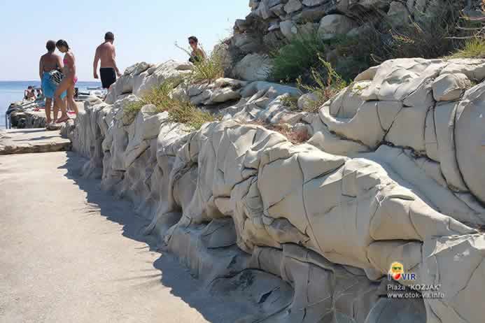 Brusni kamen uz obali i plažu na Kozjaku