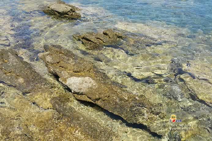 Brusni kamen u moru