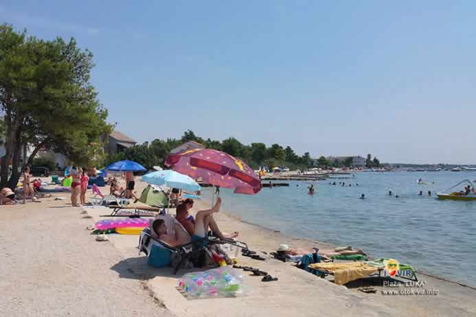 Sunčanje i kupanje na plaži Luka