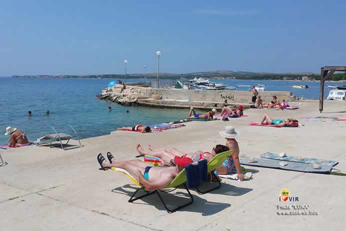 Sunčanje i kupanje na betoniranoj plaži uz more