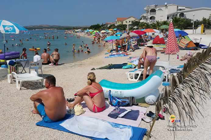 Sunčanje i kupanje na plaži Miljkovica na Viru