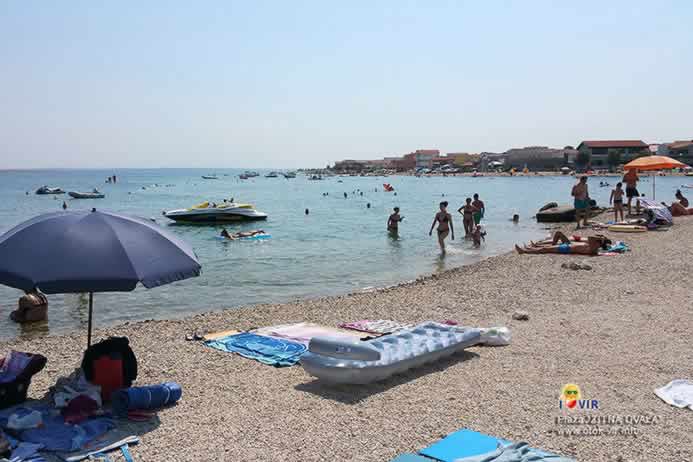 Suncobran i ležaljka na napuhavanje na sunčanoj plaži na Viru