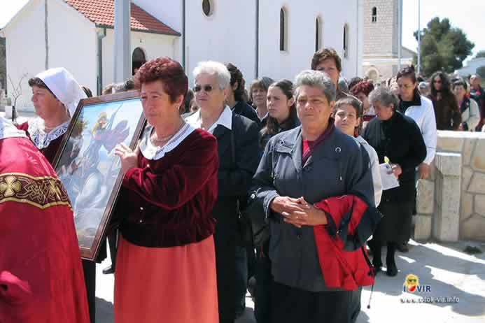 Mještani u selu Viru nose sliku svetog Jurja