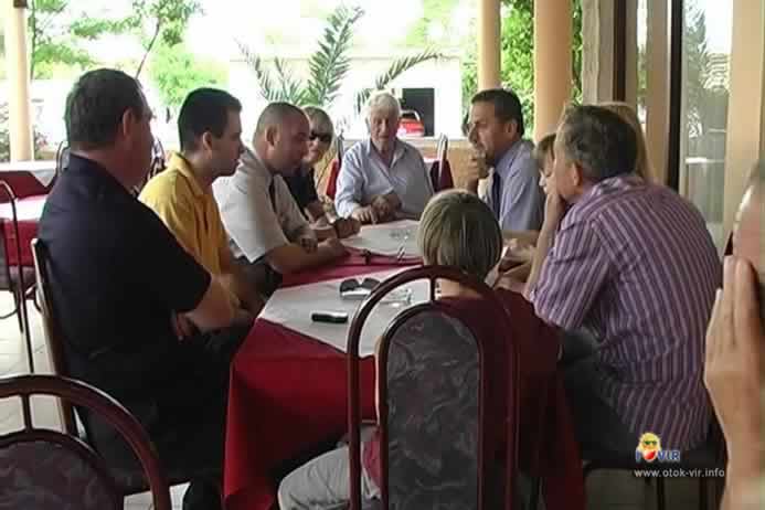 Milan Bandić razgovor za stolom sa općinskim predstavnicima