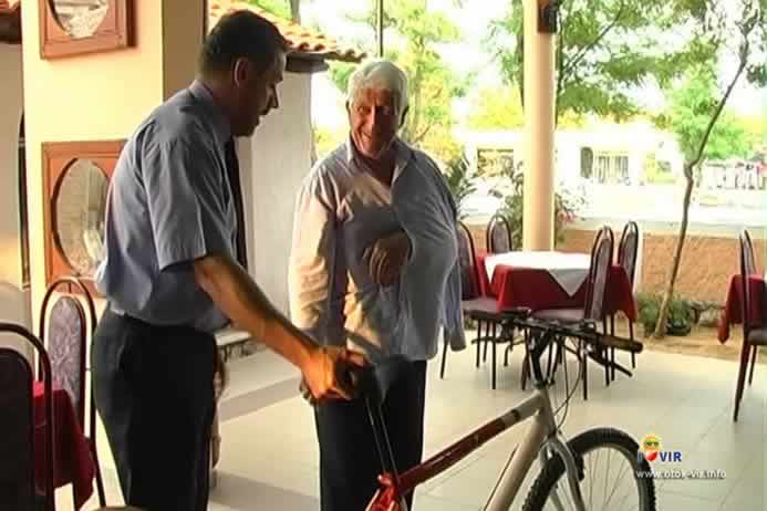 Milan Bandić poklanja bicikl Josi Gržeti na Viru