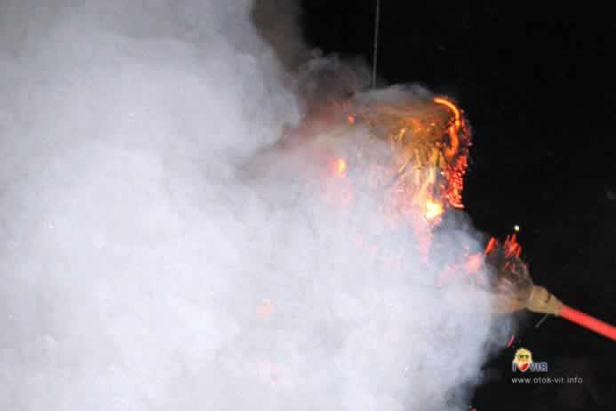 Virski karneval gori obavijen dimom