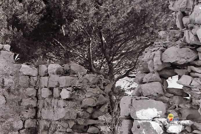Spojni zid utvrde od kamena