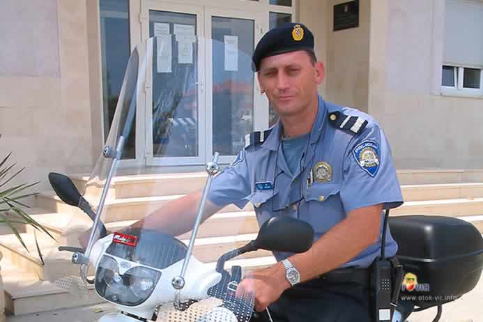 Kontakt policajac Ivo Begonja ispred Općine Vir