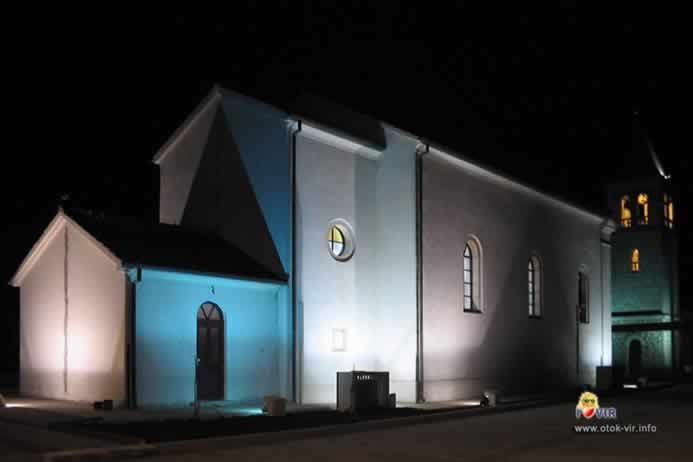 Osvjetljena crkva svetog Jurja noću