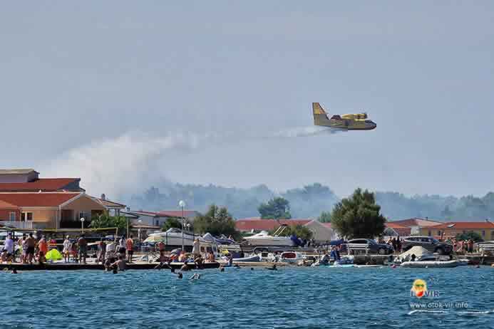 Kanader gasi požar u blizini plaže s turistima