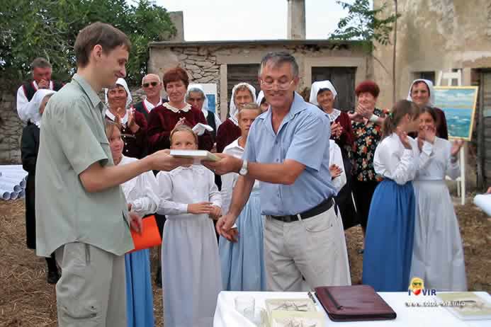 Profesor Ive Bašić daje knjigu Marku Vučetiću iz Vira