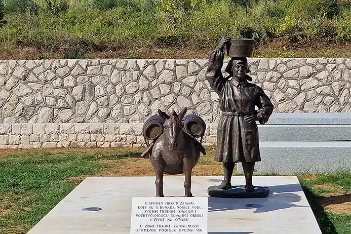 Brončani spomenik virske žene i magarca