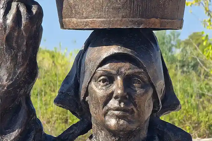 Brončani spomenik žene koja nosi vodu u burilu