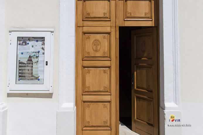 Ulazna drvena vrata u crkvu svetog Jurja