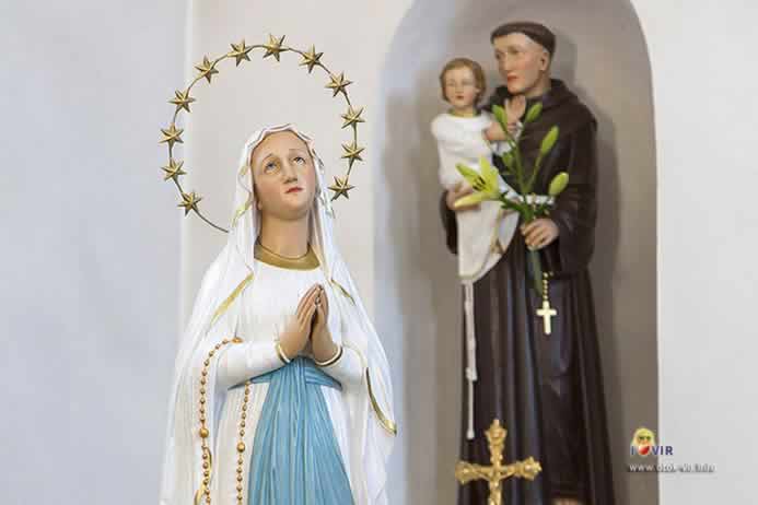 Kipovi Majka Božja i sveti Antun s malim Isusom