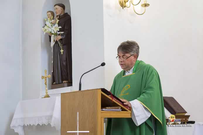Don Jure Zubović iza drvene govornice pokraj kipa svetog Antuna s malim Isusom