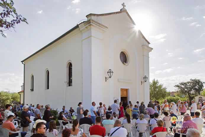 Vjernici ispred župne crkve svetog Jurja u Viru